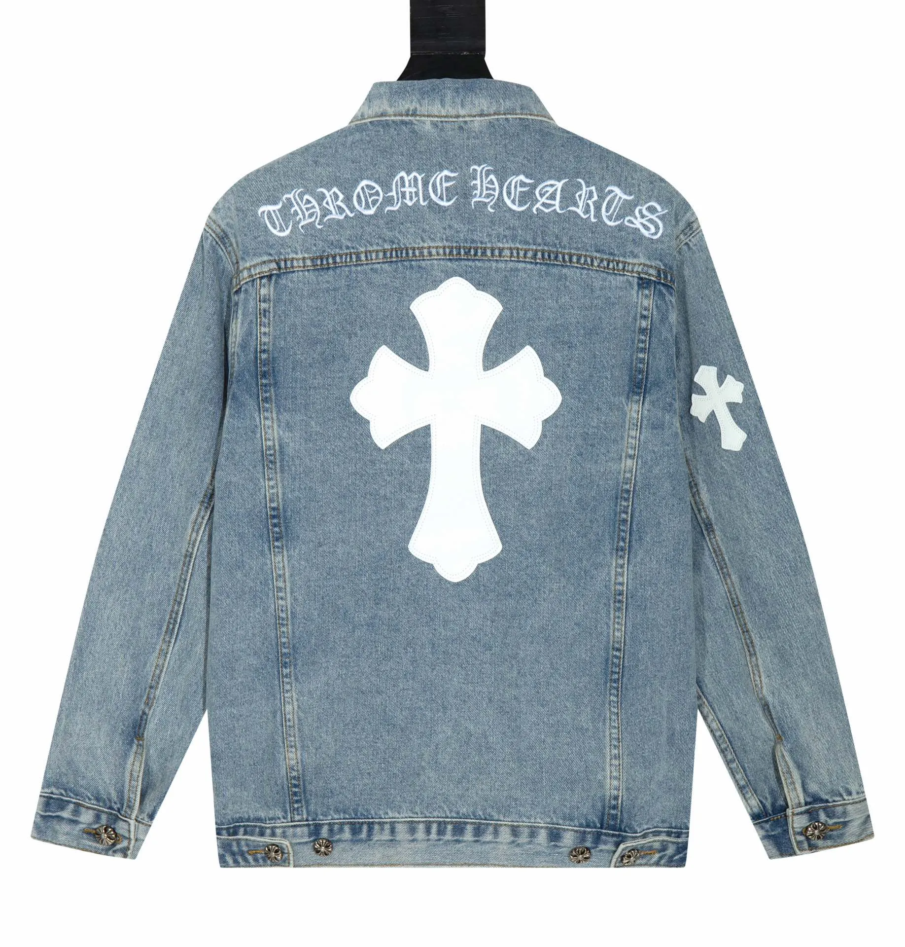 P260 [Next day] Chrome/Hearts Chrome Heart Sanskrit embroidered cross-patched leather denim jacket. The whole piece of clothing is really heavy-duty. It is made of denim denim imported from Japan. It is washed after the finished product. The loss rate is very high. The overall distressed craftsmanship has a stylish upper body. The classic Sanskrit embroidery design on the back. The Behringer embroidery machine is precise and three-dimensional because of the distressed craftsmanship. From the hardware to the three labels, everything is re-opened and made to order. 100% restoration of the craftsmanship. Including the silver thread anti-counterfeiting, all are redone this year. All cross leathers are laser aligned. The leather difference is definitely not the same as the super fiber leather on the market. It uses this year’s new sheep leather. The finished embroidery guarantees the overall quality❗️ Color: light blue Size: S M L